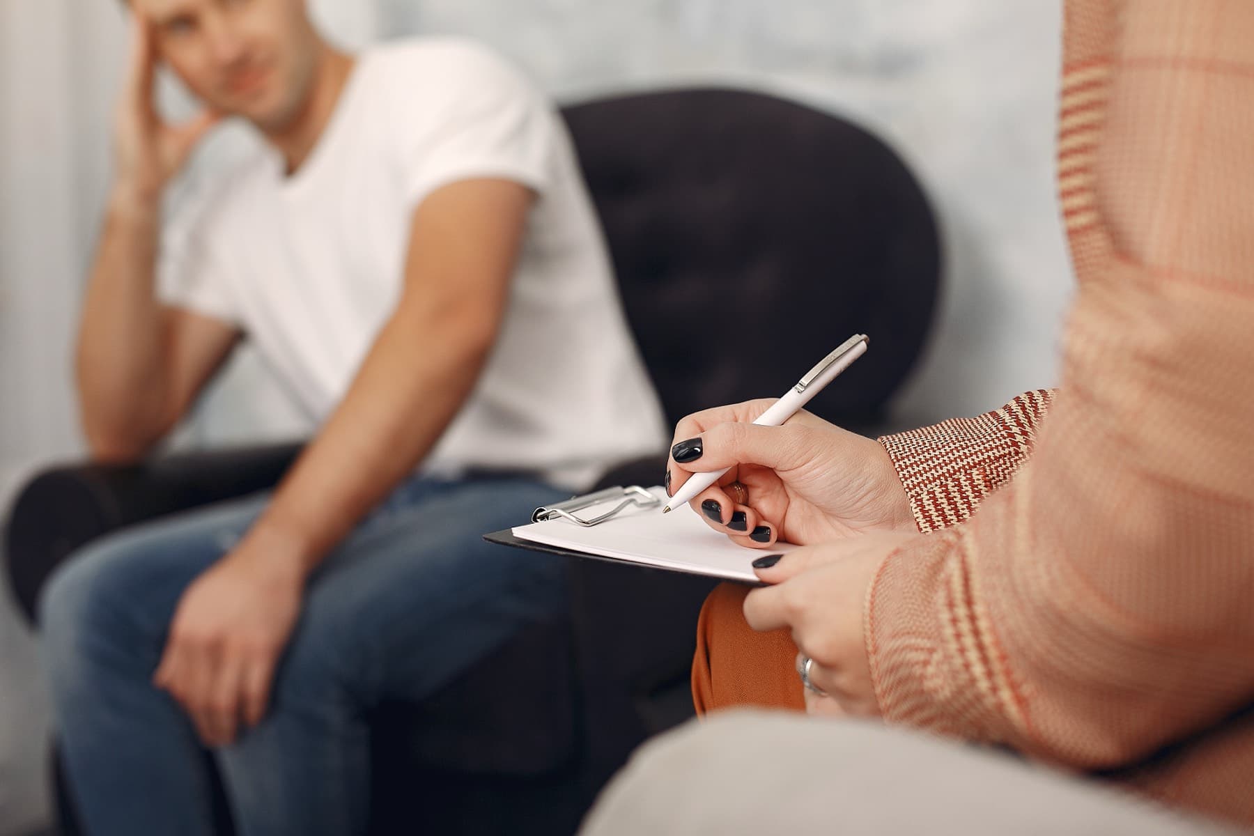 Sessão de avaliação psicossocial — psicólogo atendendo um colaborador
